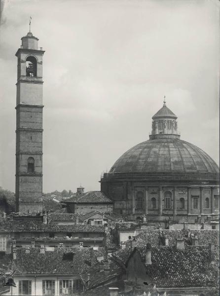 Veduta architettonica. Milano - Cupola e campanile della chiesa di S. Carlo al Corso dal Palazzo Spinola