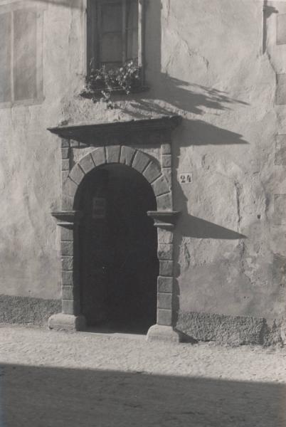 Veduta architettonica. Bormio - Ingresso di un edificio