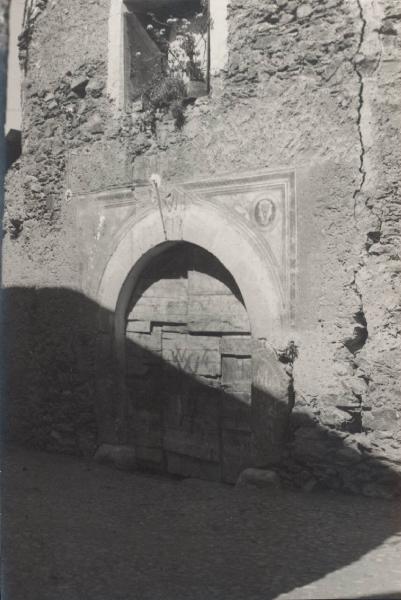 Veduta architettonica. Bormio - Portale di un edificio