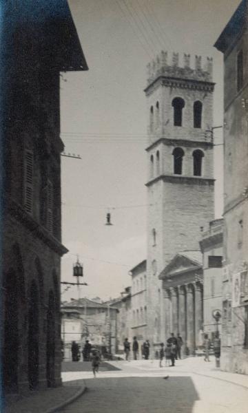 Veduta architettonica. Assisi - Torre del Popolo e chiesa di S. Maria sopra Minerva, già Tempio di Minerva