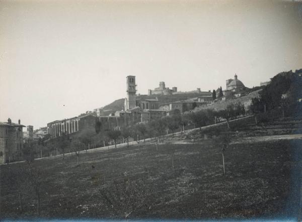 Paesaggio. Assisi - Panorama con veduta della rocca e della chiesa di S. Chiara