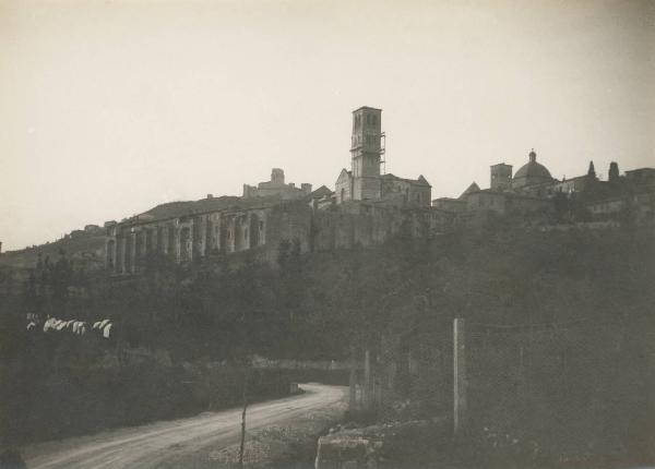 Paesaggio. Assisi - Chiesa di S. Chiara - rocca