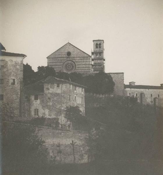 Veduta architettonica. Assisi - Chiesa di S. Chiara - Facciata e campanile