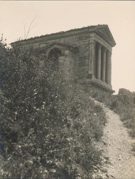 Veduta architettonica. Fonti del Clitunno - Tempietto del Clitunno o chiesa di S. Salvatore