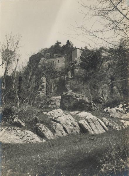 Paesaggio. Chiusi della Verna (già detta Chiusi in Casentino) - Roccia delle stimmate e Santuario della Verna