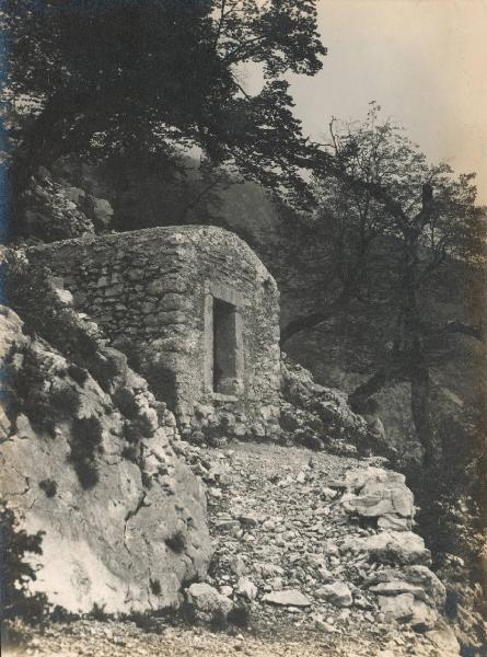 Paesaggio. Poggio Bustone - Sentiero verso il convento di S. Giacomo e edicola della Via Crucis