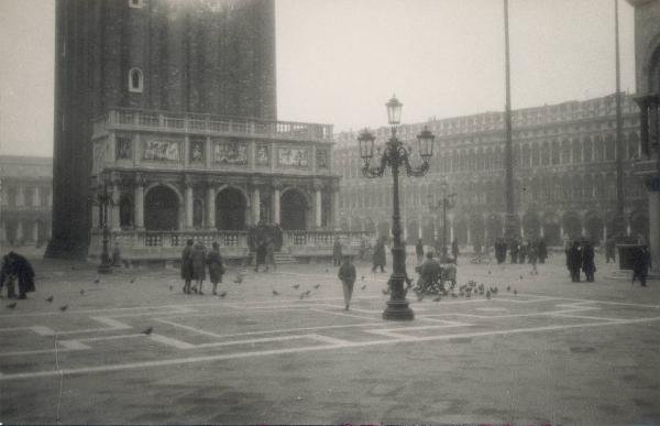 Veduta architettonica. Venezia - Piazza S. Marco e loggia del Sansovino