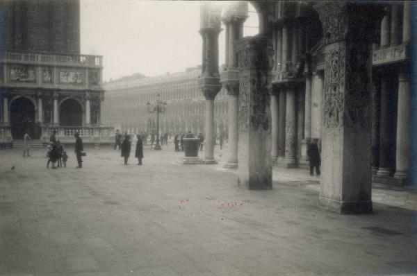 Veduta architettonica. Venezia - Piazza S. Marco - Pilasti di Acre - Loggia del Sansovino