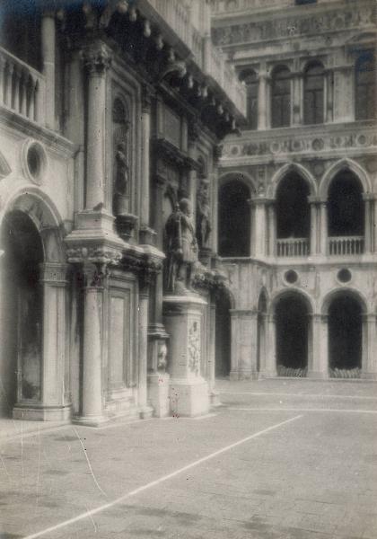 Veduta architettonica. Venezia - Cortile del Palazzo Ducale