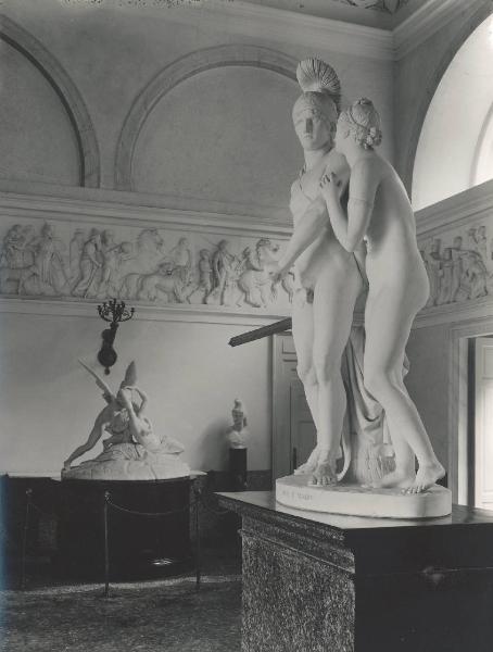 Riproduzione di opere d'arte. Villa Carlotta - Sala dei marmi - Sculture: "Marte e Venere" di Luigi Acquisti; "Amore e Psiche" di Adamo Tadolini - Fregio di Bertel Thorvaldsen "Trionfo di Alessandro in Babilonia"