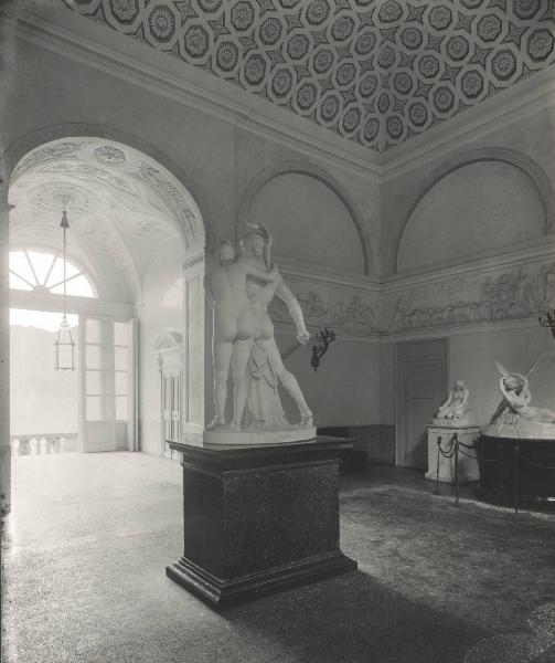 Riproduzione di opere d'arte. Villa Carlotta - Sala dei marmi - Sculture: "Marte e Venere" di Luigi Acquisti; "Amore e Psiche" di Adamo Tadolini; "Maddalena penitente" - Fregio di Bertel Thorvaldsen "Trionfo di Alessandro in Babilonia"