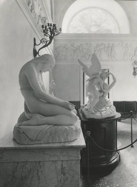 Riproduzione di opere d'arte. Villa Carlotta - Sala dei marmi - Sculture: "Amore e Psiche" di Adamo Tadolini; "Maddalena penitente" - Fregio di Bertel Thorvaldsen "Trionfo di Alessandro in Babilonia"