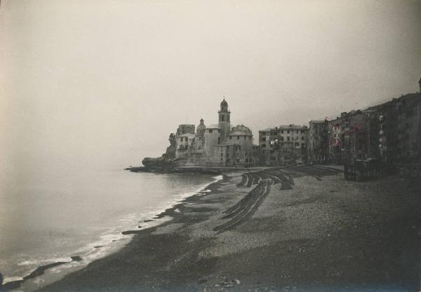 Paesaggio. Camogli - Castello della Dragonara e chiesa parrocchiale di Santa Maria Assunta