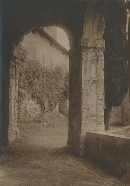 Veduta architettonica. Morcote - Portico nei pressi della chiesa di S. Maria del Sasso