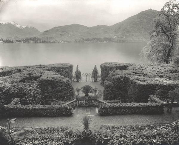 Paesaggio. Tremezzo - Villa Carlotta - giardino e panorama del Lago di Como