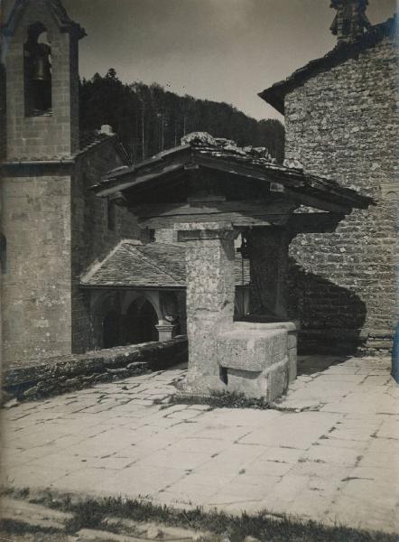 Veduta architettonica. Chiusi della Verna (già detta Chiusi in Casentino) - Santuario francescano - Cortile - pozzo