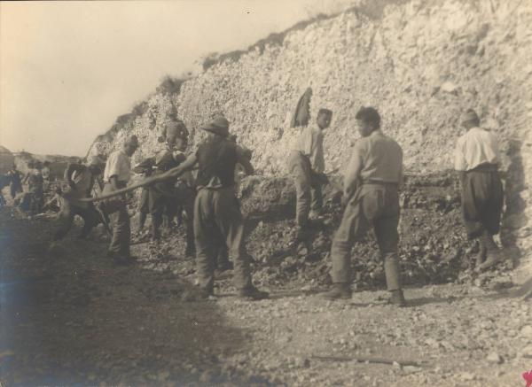 Monte Grappa - Operai al lavoro durante la costruzione dell'Ossario