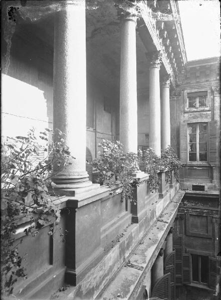 Veduta architettonica. Milano - Cortile di Palazzo Spinola