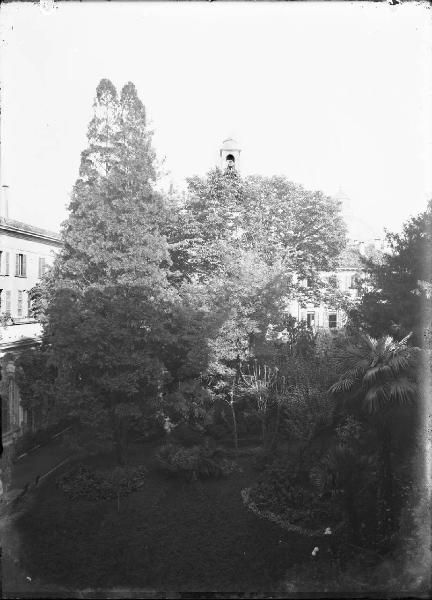 Veduta architettonica. Milano - Dal cortile di Palazzo Spinola