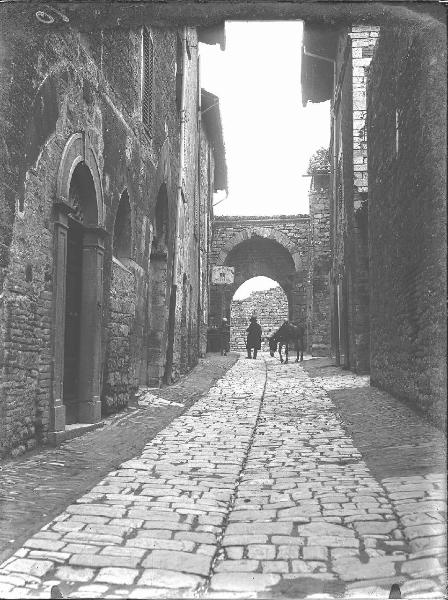 Paesaggio. Assisi - Arco di via Porta Perlici