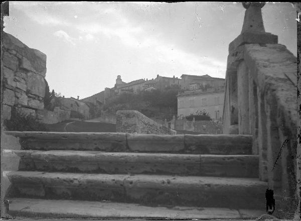 Veduta architettonica. Assisi - Veduta da una scalinata