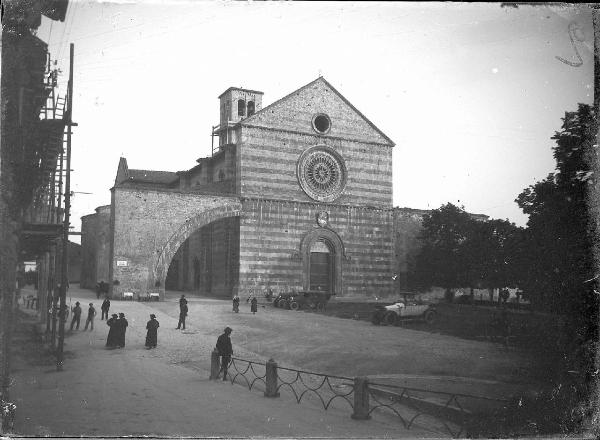 Veduta architettonica. Assisi - Chiesa di S. Chiara - Facciata