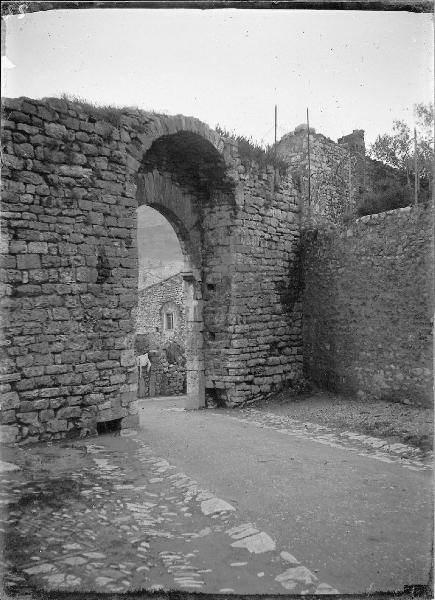 Veduta architettonica. Assisi - rocca minore - mura