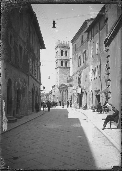 Veduta architettonica. Assisi - Torre del Popolo e chiesa di S. Maria sopra Minerva, già Tempio di Minerva