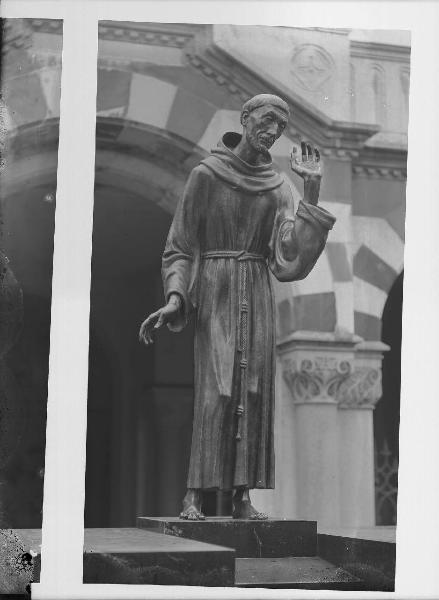 Riproduzione di opera d'arte. Milano - Cimitero Monumentale - Monumento Cusini - Scultura di Arrigo Minerbi: S. Francesco che predica agli uccelli