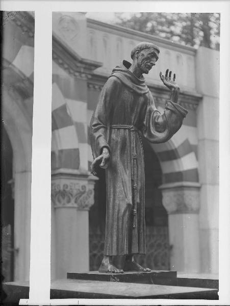 Riproduzione di opera d'arte. Milano - Cimitero Monumentale - Monumento Cusini - Scultura di Arrigo Minerbi: S. Francesco che predica agli uccelli