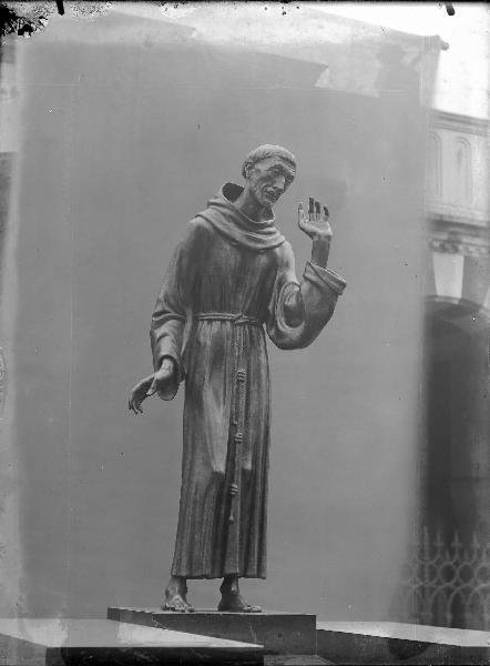 Riproduzione di opera d'arte. Milano - Cimitero Monumentale - Monumento Cusini - Scultura di Arrigo Minerbi: S. Francesco che predica agli uccelli