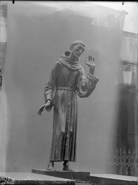 Riproduzione di opera d'arte. Milano - Cimitero Monumentale - Monumento Cusini - Scultura di Arrigo Minerbi: S. Francesco che predica agli uccelli