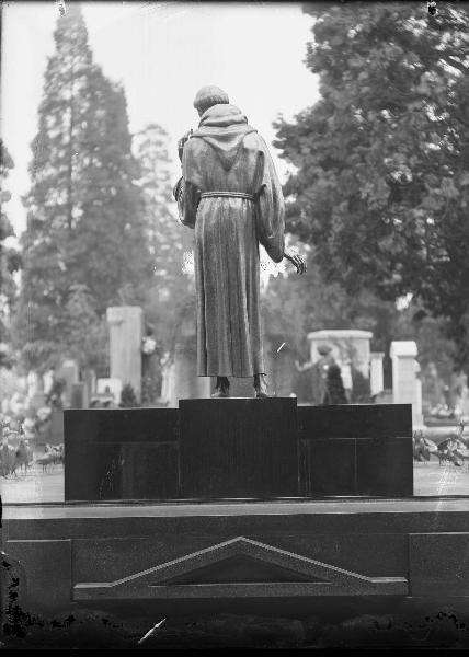 Riproduzione di opera d'arte. Milano - Cimitero Monumentale - Monumento Cusini - Scultura di Arrigo Minerbi: S. Francesco che predica agli uccelli