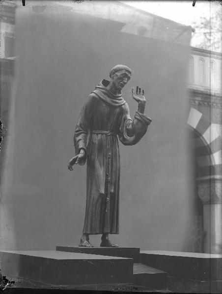 Riproduzione di opera d'arte. Milano - Cimitero Monumentale - Monumento Cusini - Scultura di Arrigo Minerbi: S. Francesco che predica agli uccelli