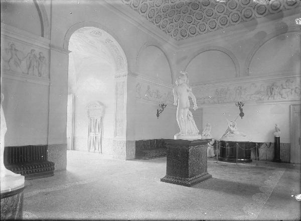 Riproduzione di opere d'arte. Villa Carlotta - Sala dei marmi - Sculture: "Marte e Venere" di Luigi Acquisti; "Amore e Psiche" di Adamo Tadolini; "Maddalena penitente" - Fregio di Bertel Thorvaldsen "Trionfo di Alessandro in Babilonia"