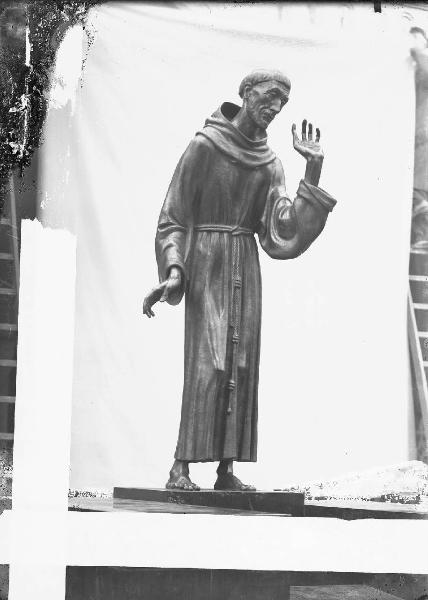 Riproduzione di opera d'arte. Milano - Cimitero Monumentale - Monumento Cusini - Scultura di Arrigo Minerbi: S. Francesco che predica agli uccelli