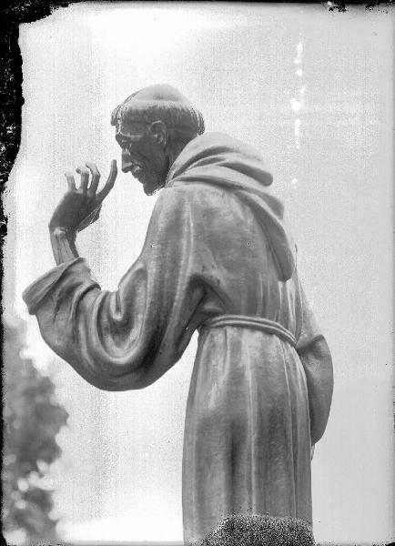 Riproduzione di opera d'arte. Milano - Cimitero Monumentale - Monumento Cusini - Scultura di Arrigo Minerbi: S. Francesco che predica agli uccelli