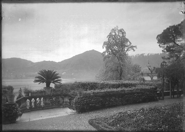 Paesaggio. Tremezzo - Villa Carlotta - giardino e panorama del Lago di Como