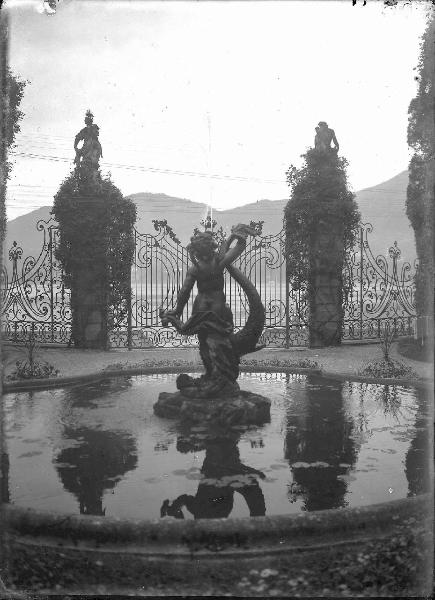 Paesaggio. Tremezzo - Villa Carlotta - Lago di Como - fontana