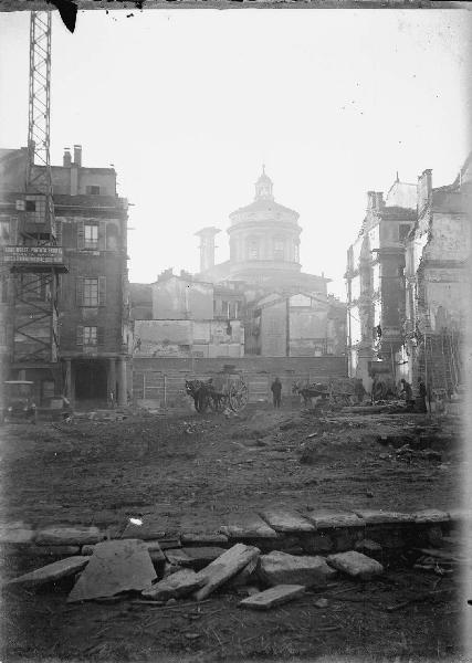 Veduta architettonica. Milano - Demolizioni per l'edificazione del Palazzo del Comune in via Larga