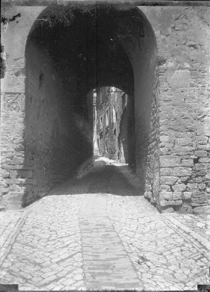 Veduta architettonica. Montefalco (?) - Porta S. Agostino