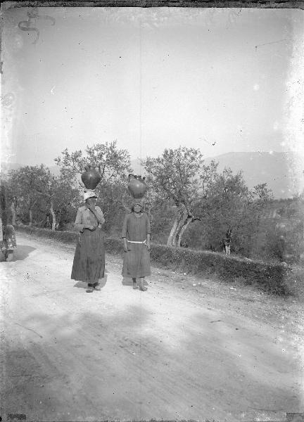 Paesaggio. Montefalco - Donne trasportano giare