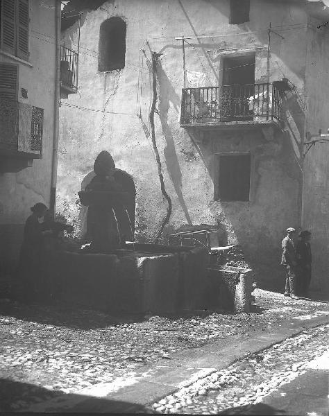 Paesaggio. Località non identificata (Piemonte) - Piazzetta con fontana