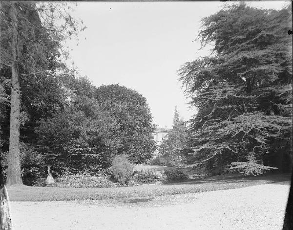 Paesaggio. Milano - Giardino Melzi d'Eril in via Principe Umberto 7 attuale via Turati 7