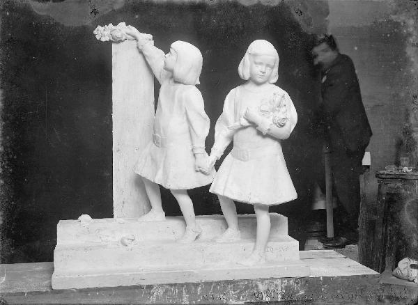 Riproduzione di opera d'arte. Scultura di Romolo Del Bò - Edicola Frizzi - Milano - Cimitero Monumentale