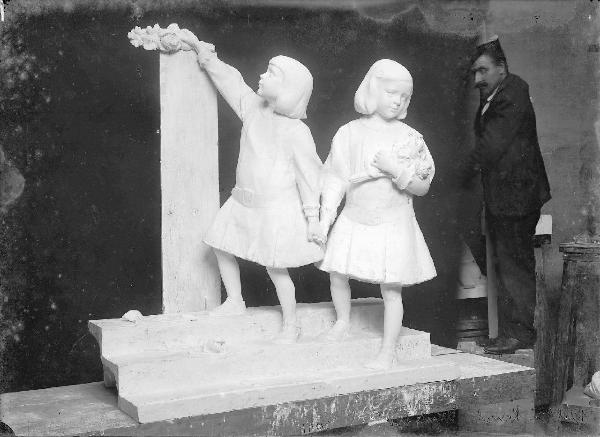 Riproduzione di opera d'arte. Scultura di Romolo Del Bò - Edicola Frizzi - Milano - Cimitero Monumentale