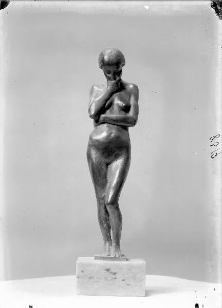 Riproduzione di opera d'arte. Scultura di Romolo Del Bò: Nudo femminile