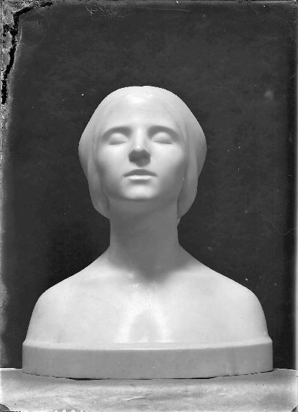 Riproduzione di opera d'arte. Scultura di Romolo Del Bò: Busto femminile