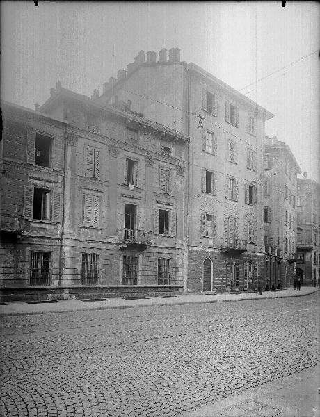 Veduta architettonica. Milano - Edificio in via Solferino 40