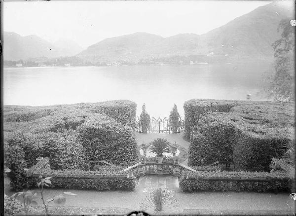 Paesaggio. Tremezzo - Villa Carlotta - Veduta del giardino e panorama del Lago di Como